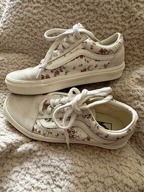 Vans White Low-Top Sneakers with Small Floral Print